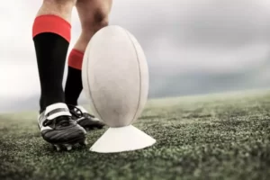 des crampons de rugby et un ballon ovale