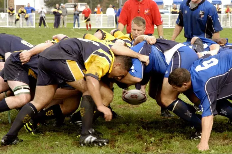 Des joueurs en position de mêlée au rugby