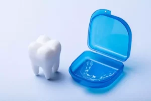 un protège-dents dans sa boîte bleu