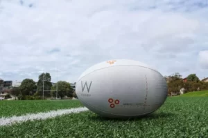 un ballon de rugby sur un terrain de rugby au sol