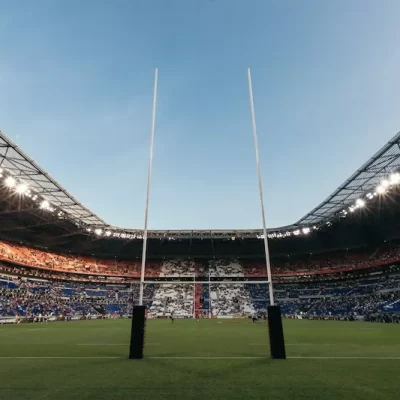 des poteaux de rugby dans un stade